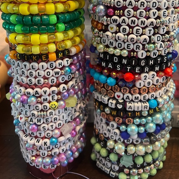 ✨🫶30 Eras Tour Friendship Bracelets Random 30 pack🫶✨ - Picture 2 of 16